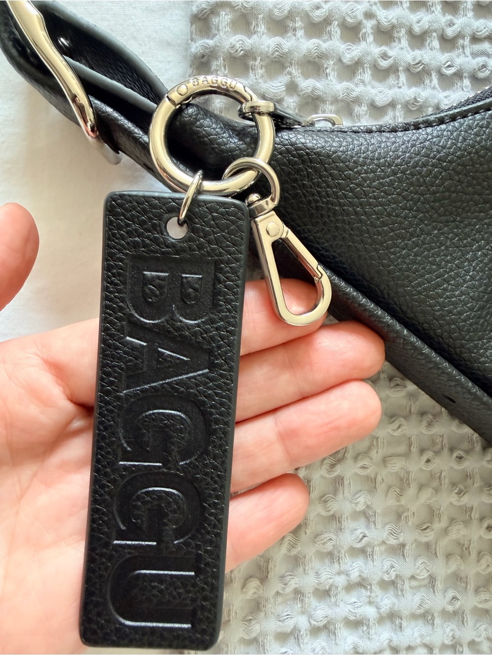 BAGGU MINI RECYCLED LEATHER SHOULDER BAG - Picture 5 of 10